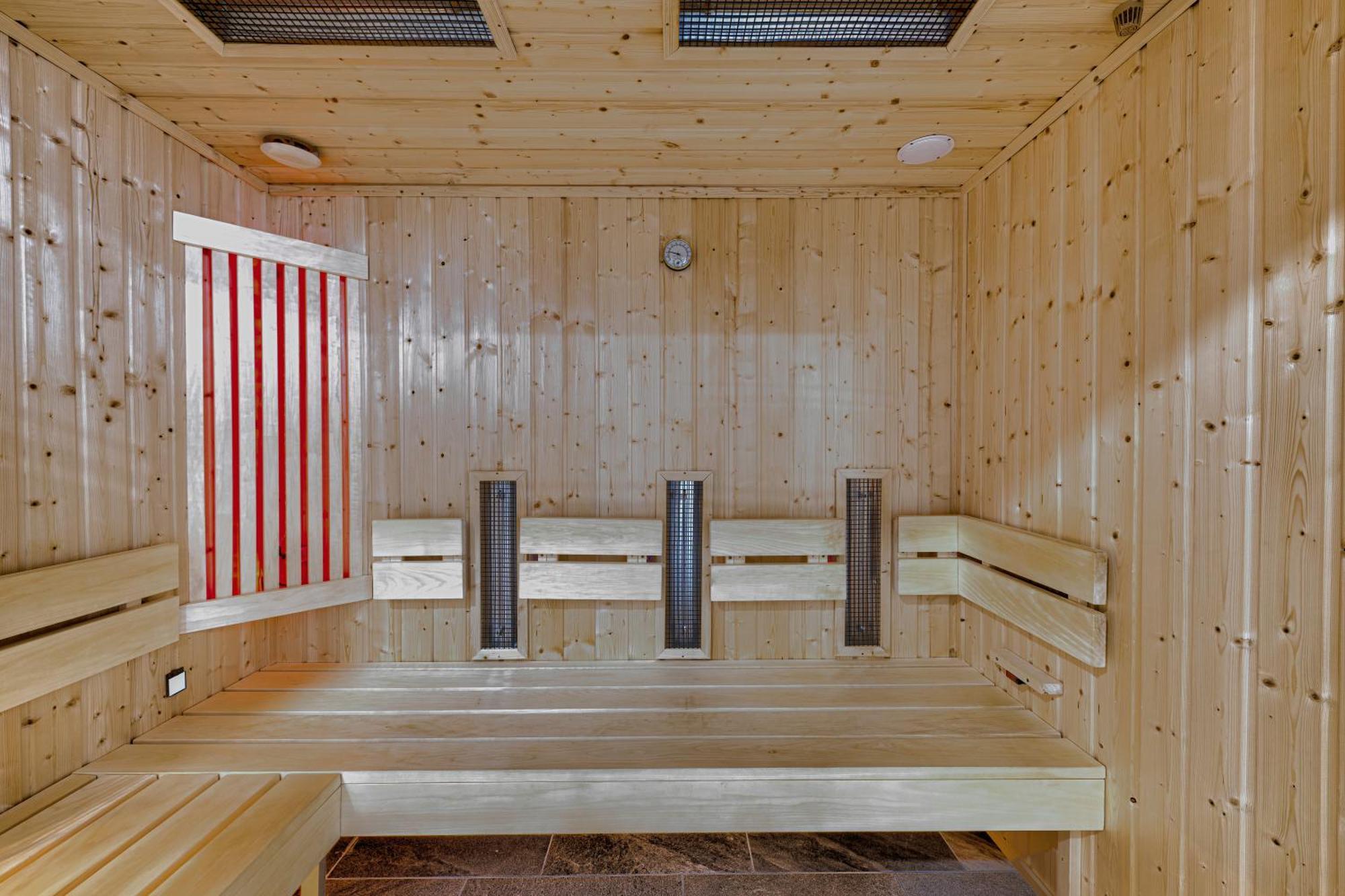 Typton Hotel&Spa Medzilaborce Екстер'єр фото