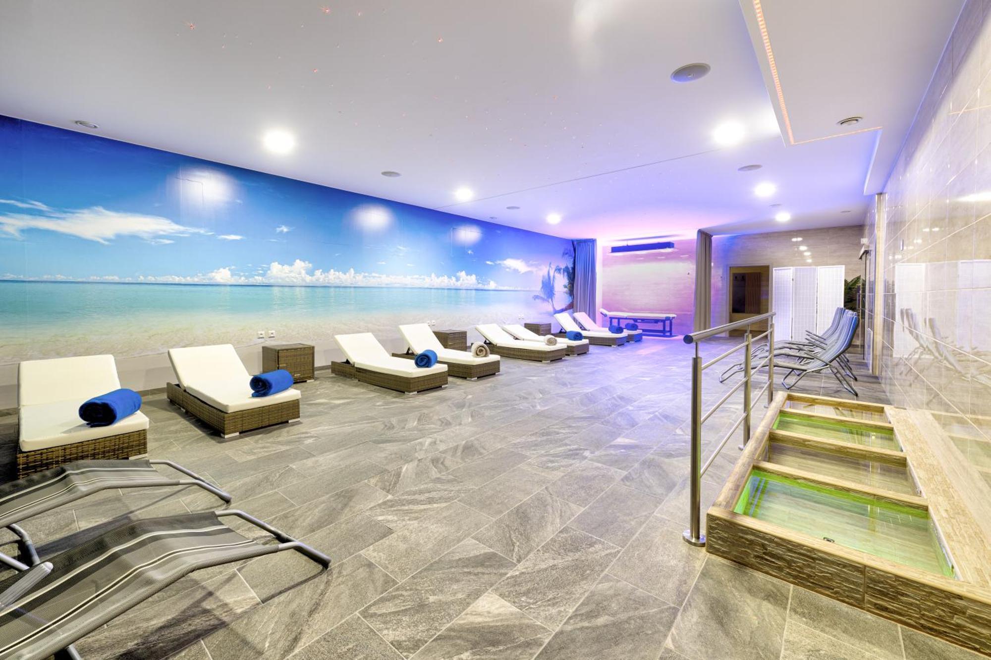 Typton Hotel&Spa Medzilaborce Екстер'єр фото
